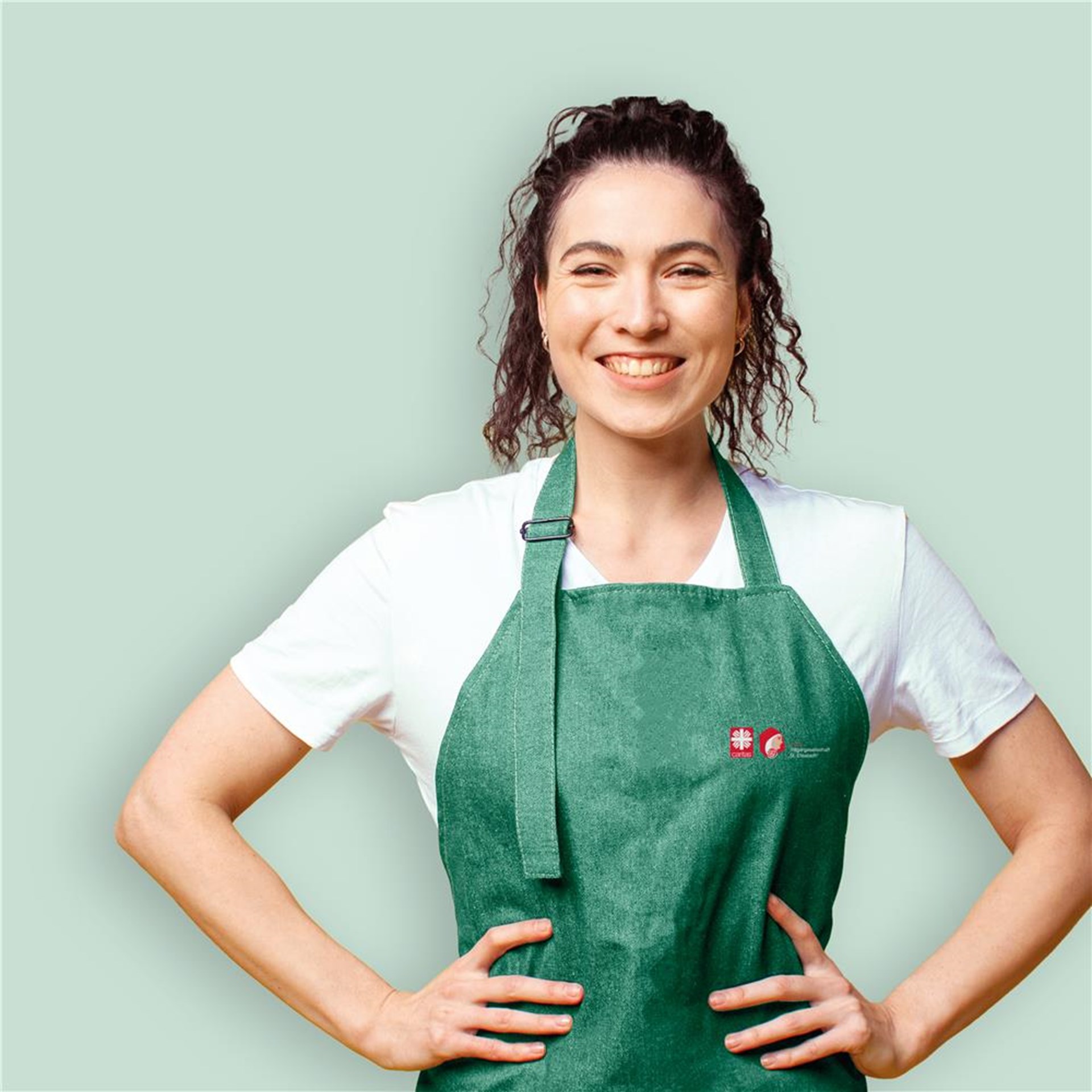 Junge Frau in Küchenschürze lächelnd